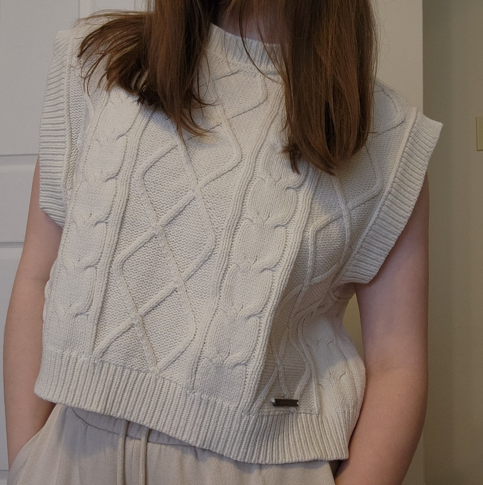 White Knitted Sleeveless Sweater Vest